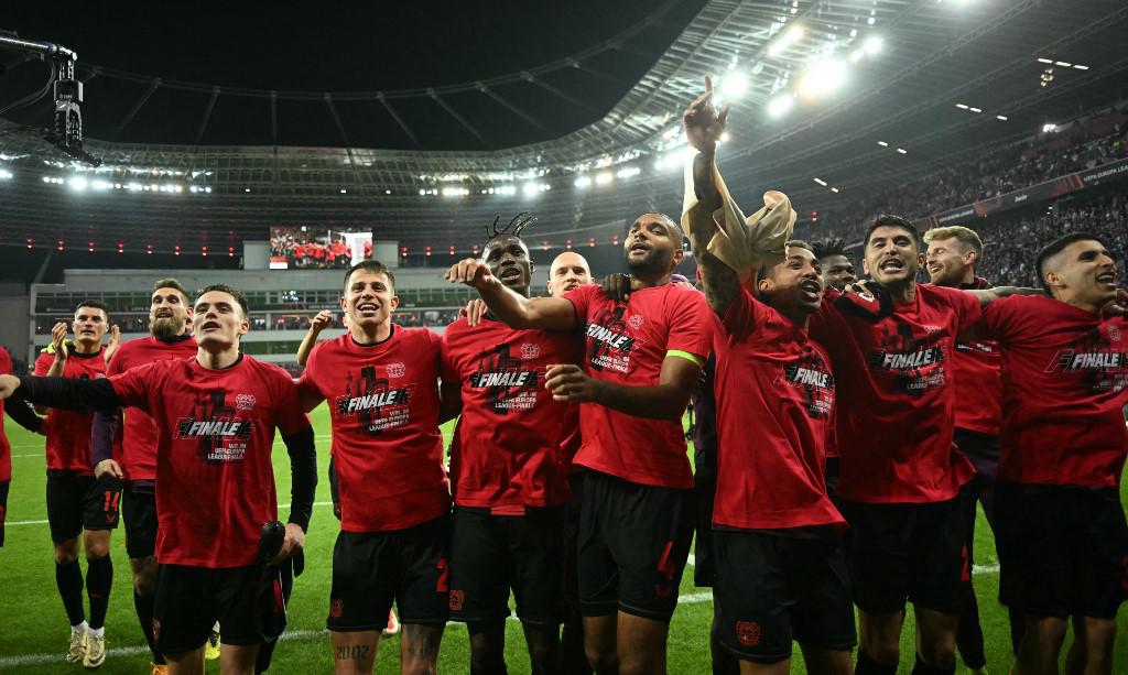 Leverkusen hizo historia y va por el triplete: el festejo de Xabi Alonso y sus jugadores tras ser finalistas de la Europa League
