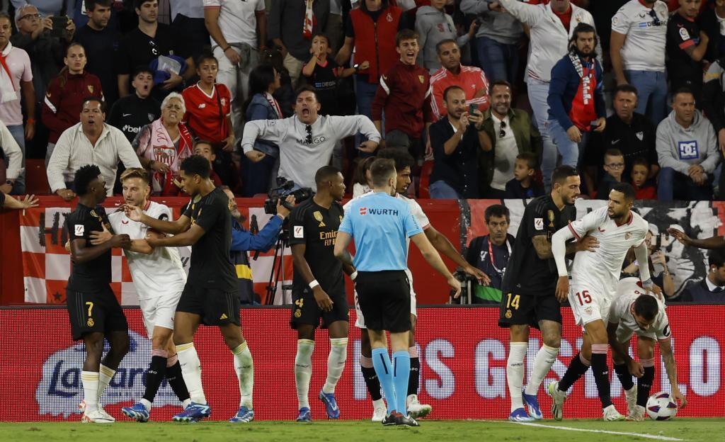 Vinicius explota contra el Sevilla por otro episodio racista y la decisión del club con un aficionado que atacó al brasileño