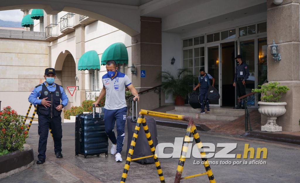 Un ‘Bolillo’ sonriente y dos jugadores se reintegran a sus clubes mientras la selección de Honduras viaja a Estados Unidos