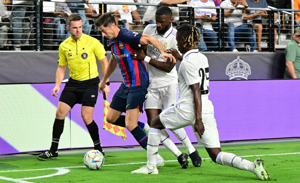 Raphinha le quema el arco al Real Madrid, los agarrones y así fue el debut de Lewandowski con el Barça; Amado Guevara en el Clásico