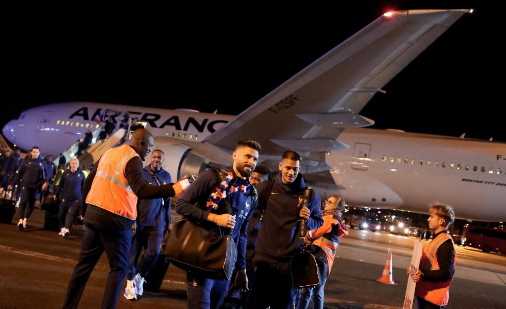 ¿Cómo los recibieron? Así regresó la selección de Francia a París después de perder la final del Mundial contra Argentina
