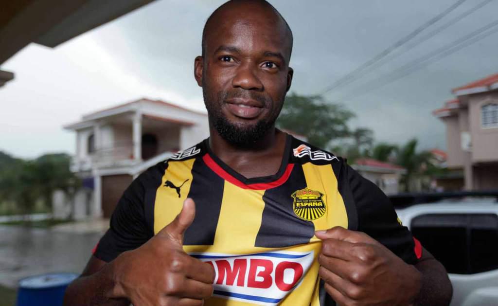 Roger Espinoza sale del retiro: ¡16 grandes futbolistas hondureños que desempolvaron los tacos y volvieron al fútbol!