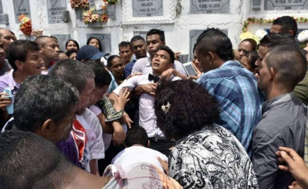El futbolista Teófilo Gutiérrez se desmaya en entierro de su abuela