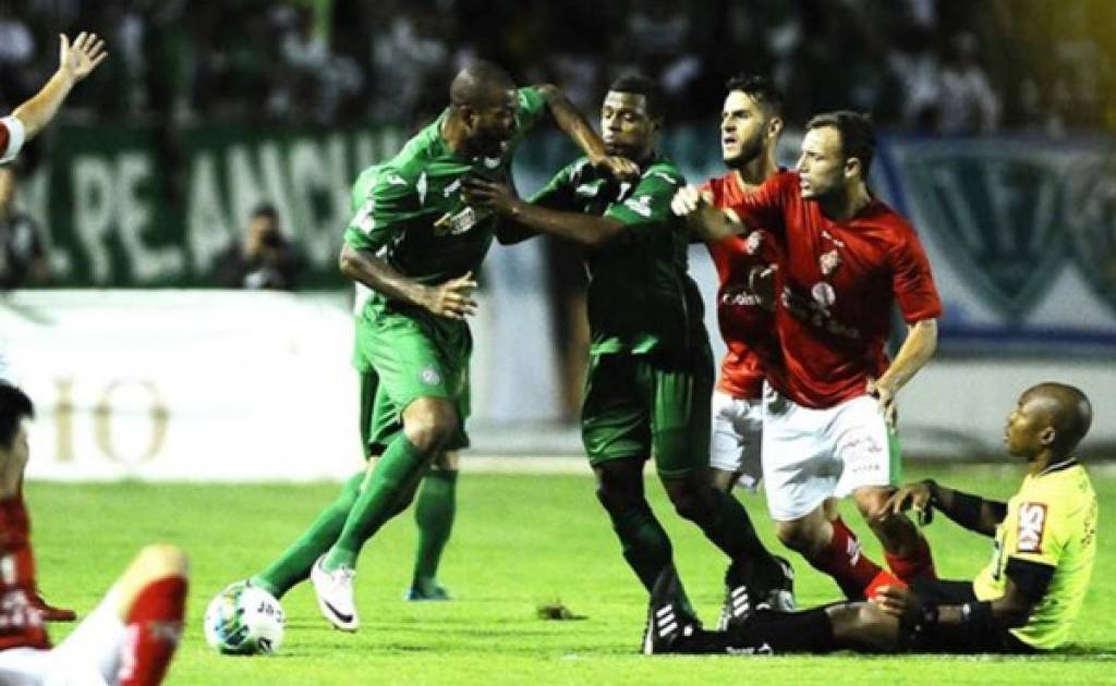 A jugador en Brasil le muestran la roja y enloquece contra el árbitro
