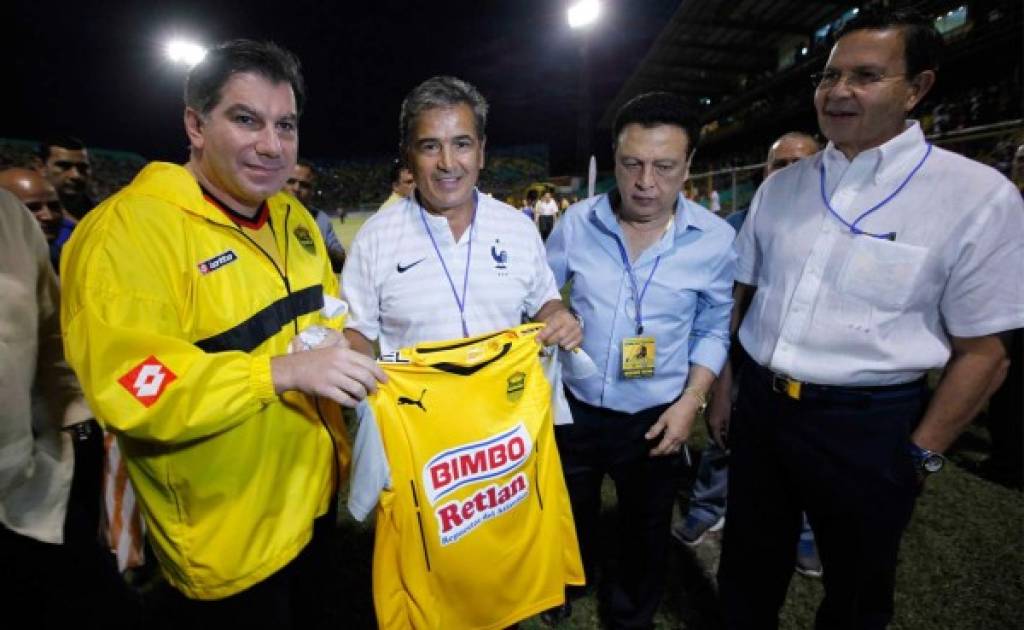 Jorge Luis Pinto fue ovacionado en la despedida de Carlos Pavón