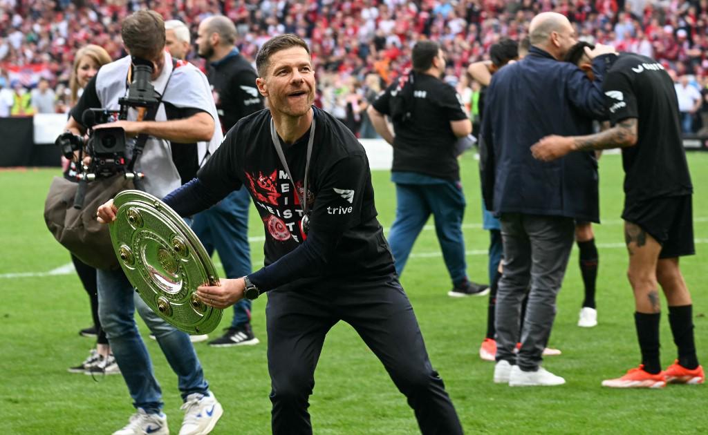 Bayer Leverkusen festeja su primer título de Bundesliga: el beso de Xabi Alonso a su esposa y descontrol en el BayArena