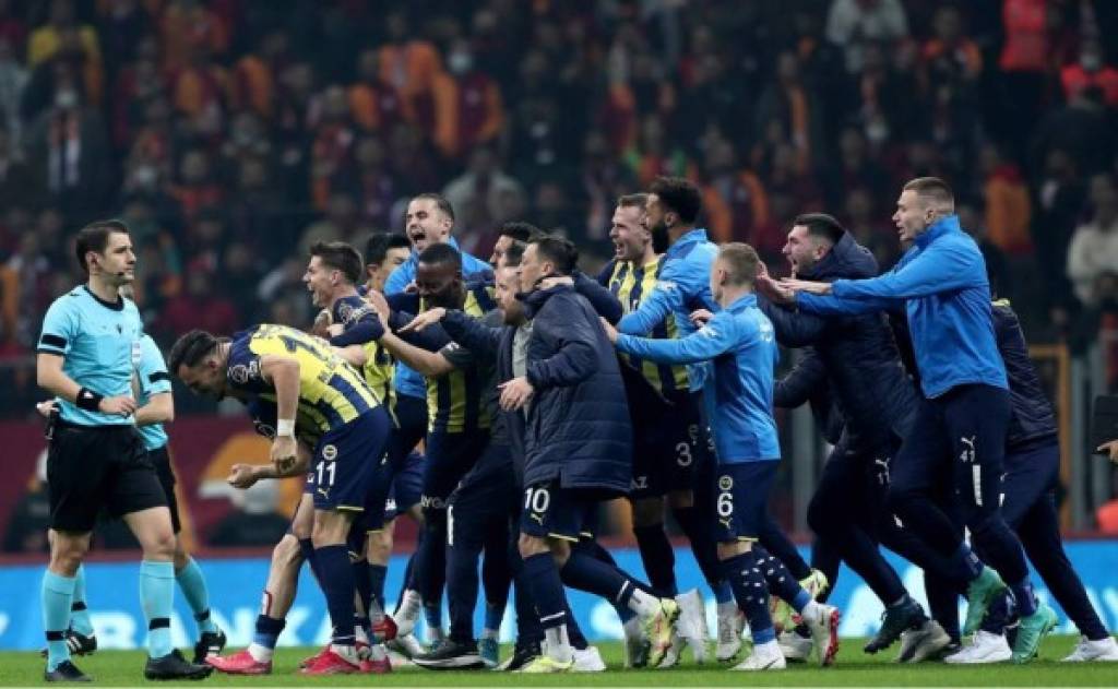 Lamentable historia: fan del Fenerbahçe muere de un paro cardíaco tras celebrar gol al último minuto