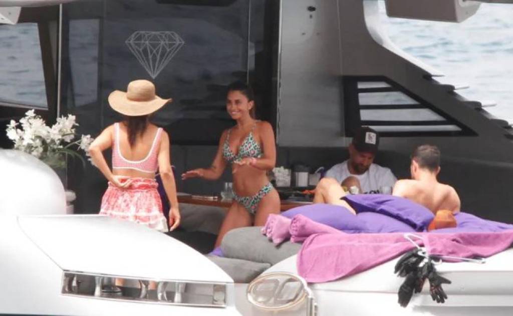 La otra chica que deslumbra junto a Antonela y lo que pagan por los lujos: Las nuevas fotos de las vacaciones de Messi en Ibiza