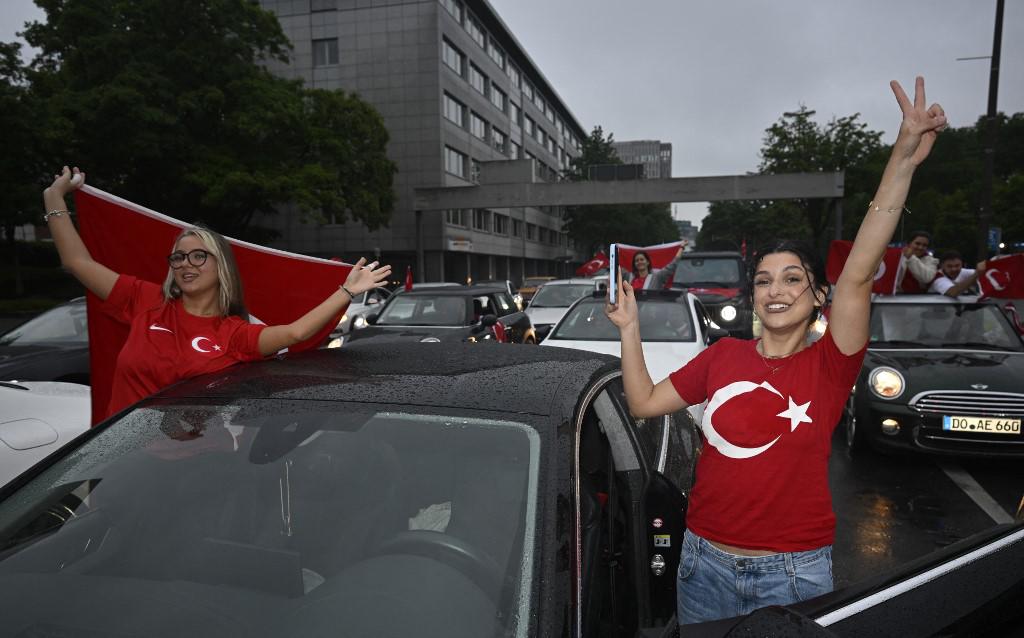Arda Güler brilló en la Eurocopa y hermosas turcas montan una fiesta luego del triunfo ante Georgia