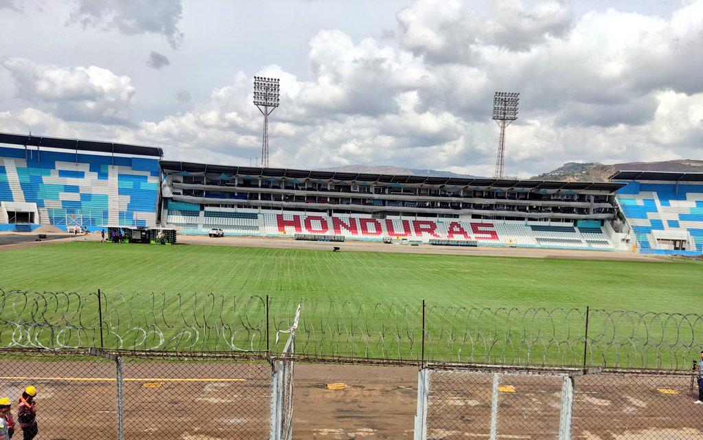 ¿Cuándo se podrá jugar? Así luce el estadio Nacional Chelato Uclés tras concluido el cosido de su césped sintético