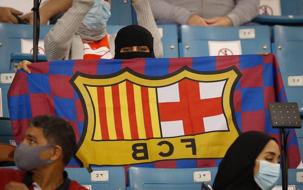 Así llegaron las mujeres al estadio para ver el Barcelona-Real Madrid y el gesto de Laporta con Xavi tras perder el Clásico