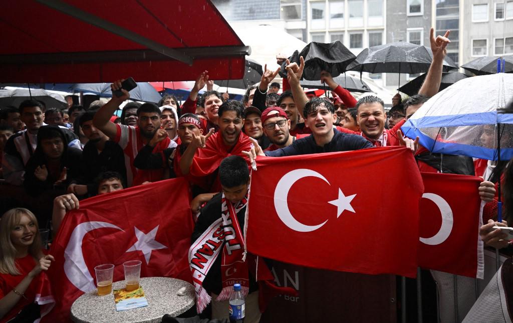 Arda Güler brilló en la Eurocopa y hermosas turcas montan una fiesta luego del triunfo ante Georgia