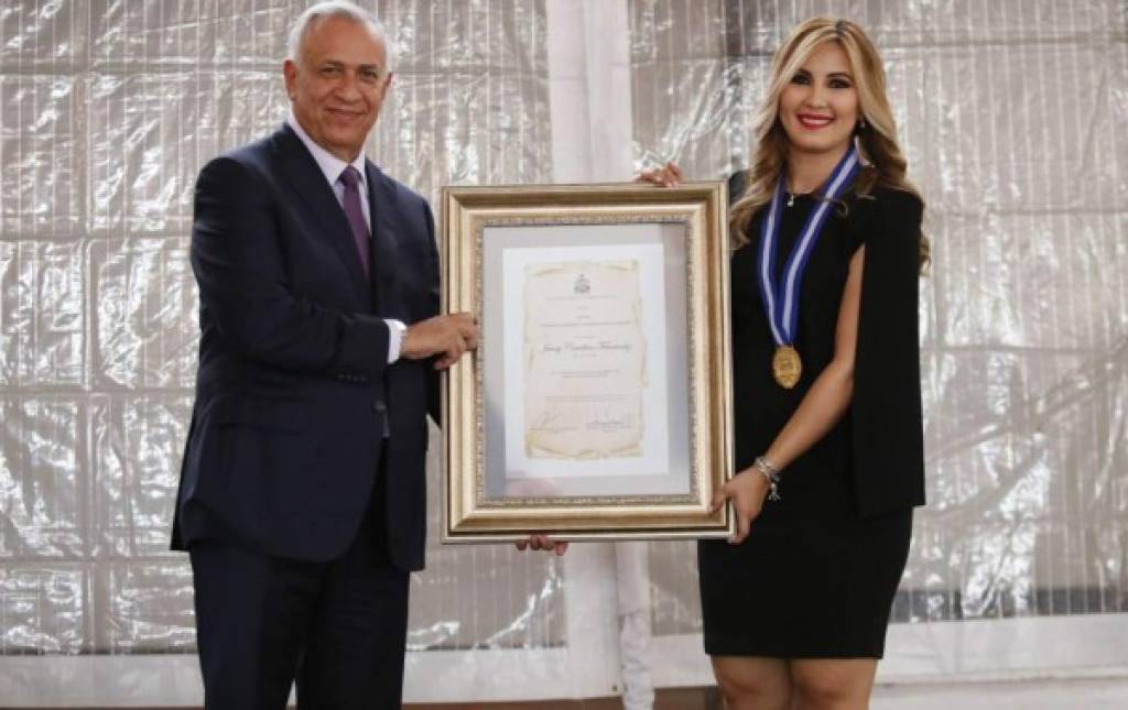 Jenny Fernández, periodista de DIEZ, recibe premio del Congreso Nacional