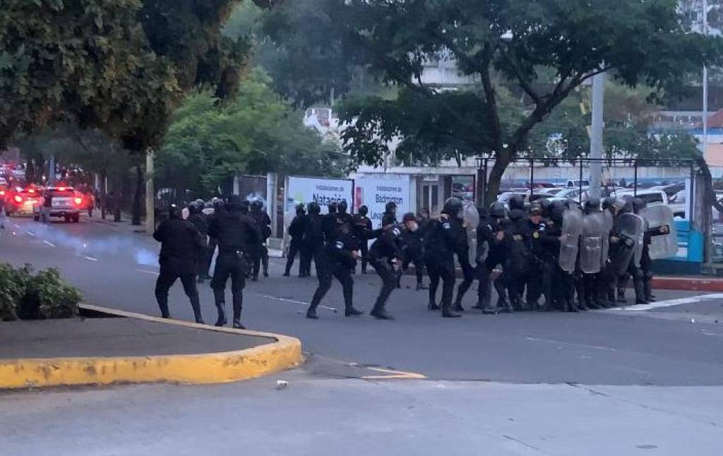 Fotos: Zafarrancho, gas lacrimógeno y los hondureños que fueron capturados por los fuertes disturbios entre barras de Municipal y Olimpia