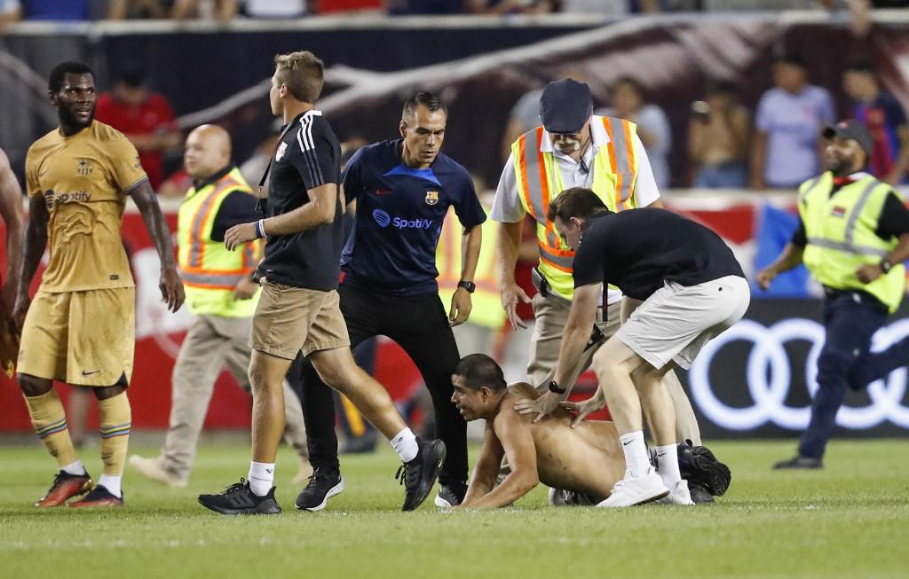 NO SE VIO EN TV: El altercado por la camisa de Piqué, Depay se rehúsa a irse y los hondureños fieles al Barcelona