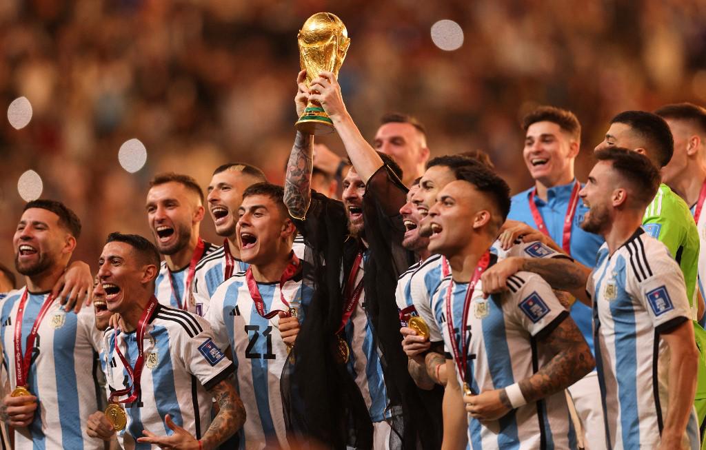 ¿Qué significa la capa que le colocó el Emir de Qatar a Messi? El polémico festejo del Dibu y un Mbappé destrozado por Argentina