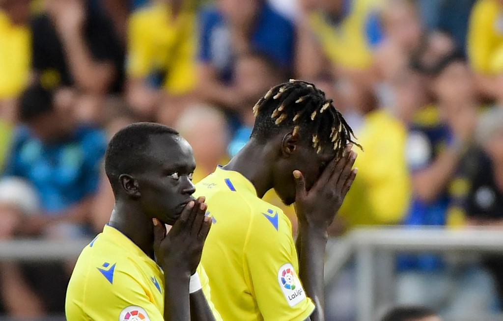 Ledesma corriendo con un desfibrilador para salvar al aficionado descompuesto y Araujo rezando: la pesadilla que se vivió en el Cádiz-Barcelona