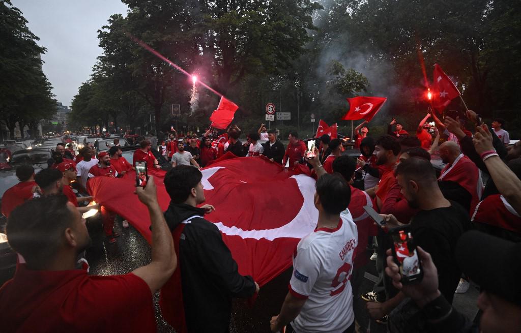 Arda Güler brilló en la Eurocopa y hermosas turcas montan una fiesta luego del triunfo ante Georgia