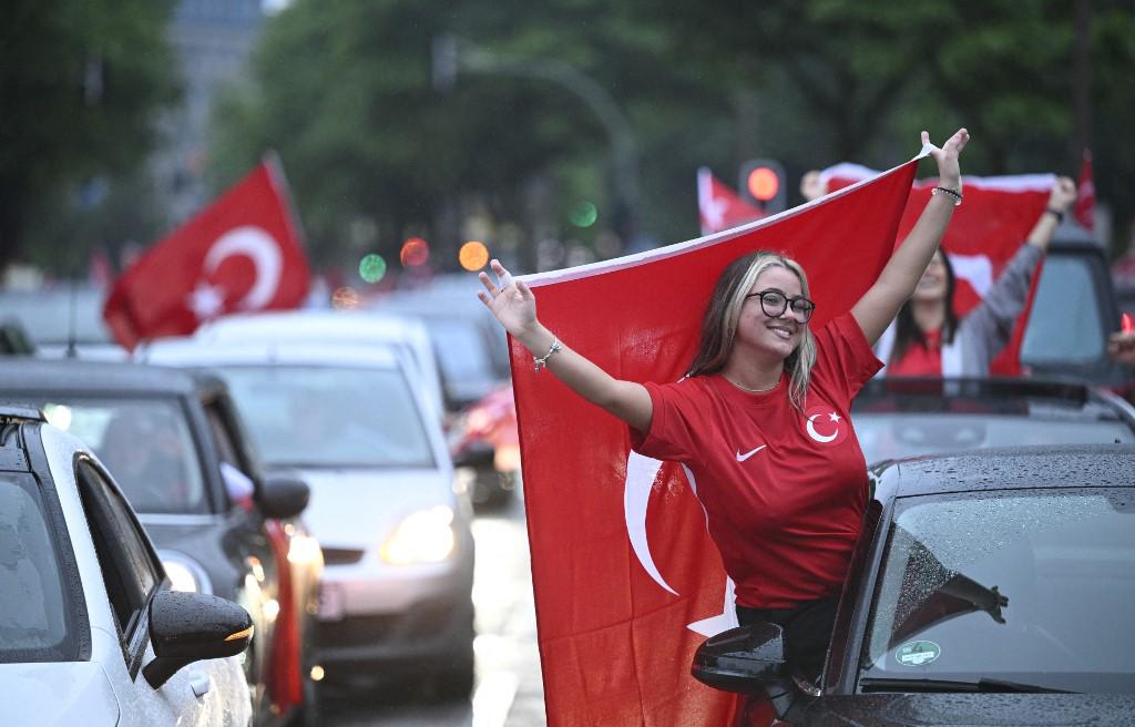 Arda Güler brilló en la Eurocopa y hermosas turcas montan una fiesta luego del triunfo ante Georgia