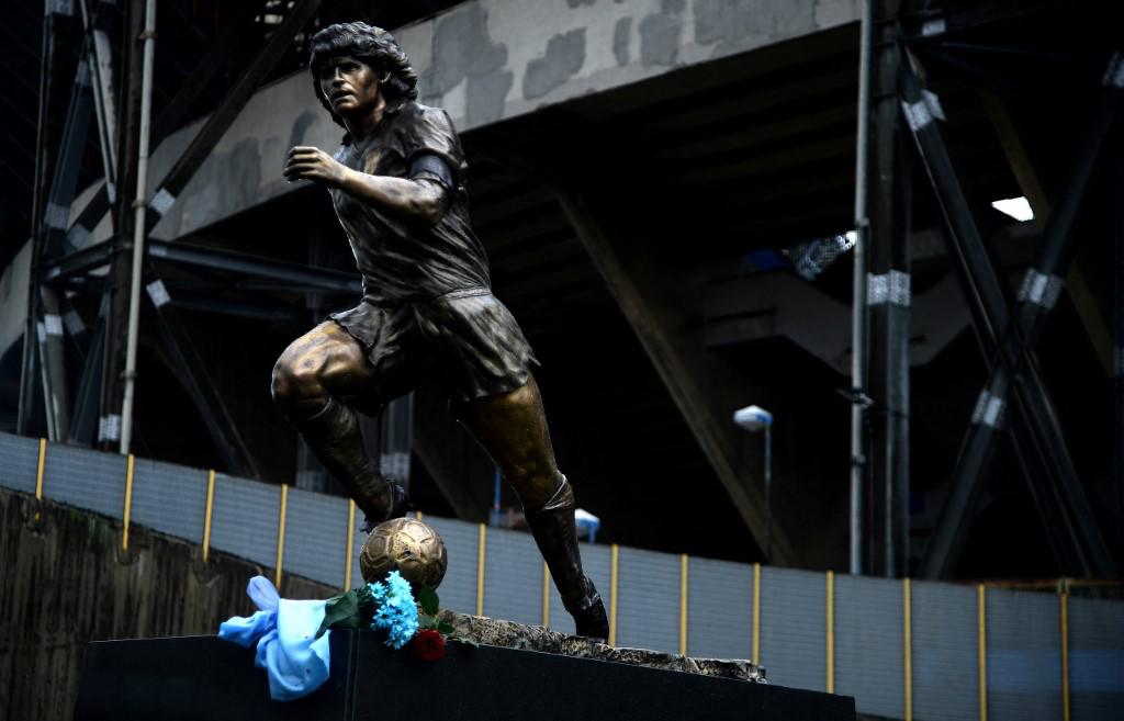 Un año de la muerte de Maradona: Napoli lo recuerda con nueva y polémica estatua y el autor explica el ‘’error’’