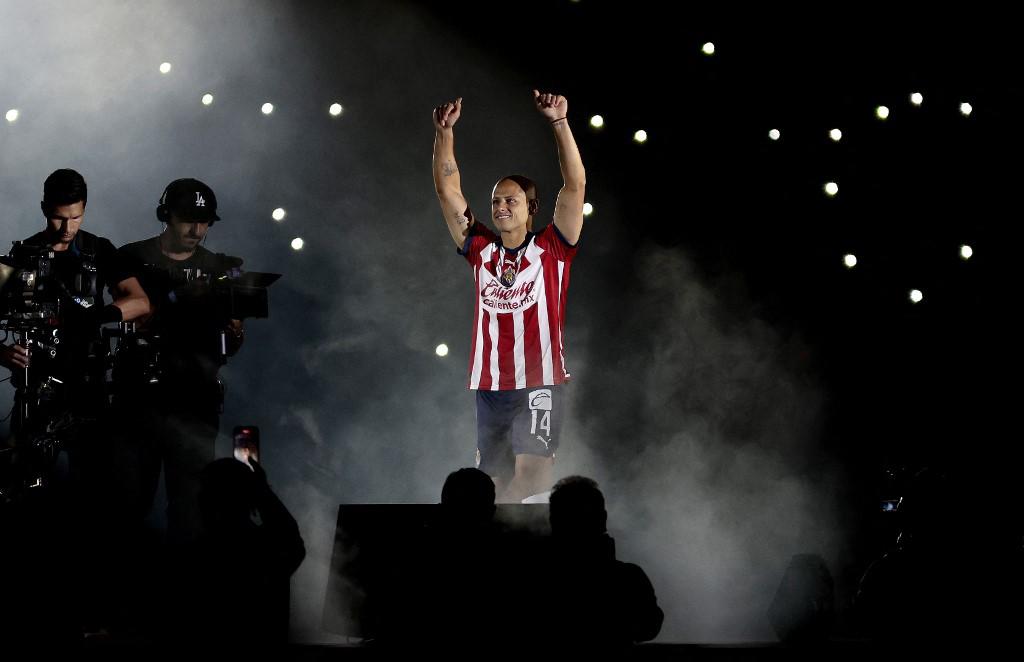 Chicharito Hernández vuelve como leyenda a Chivas: la brutal presentación y los mensajes de Ferguson y Ancelotti