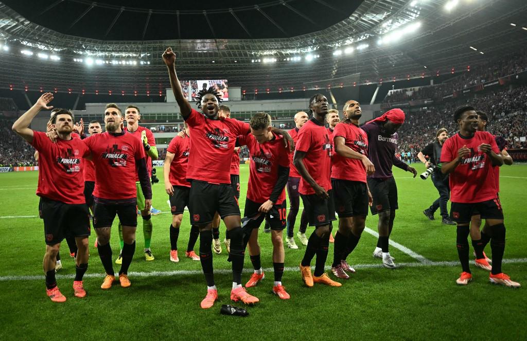 Leverkusen hizo historia y va por el triplete: el festejo de Xabi Alonso y sus jugadores tras ser finalistas de la Europa League