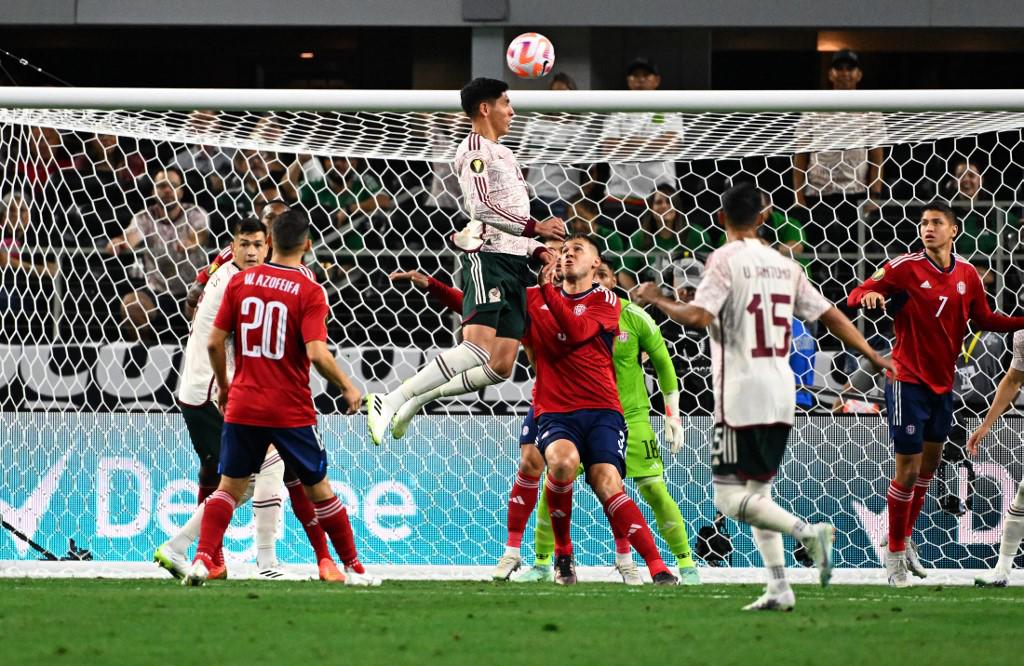 Edson Álvarez intenta conectar el primer córner de México ante Costa Rica.