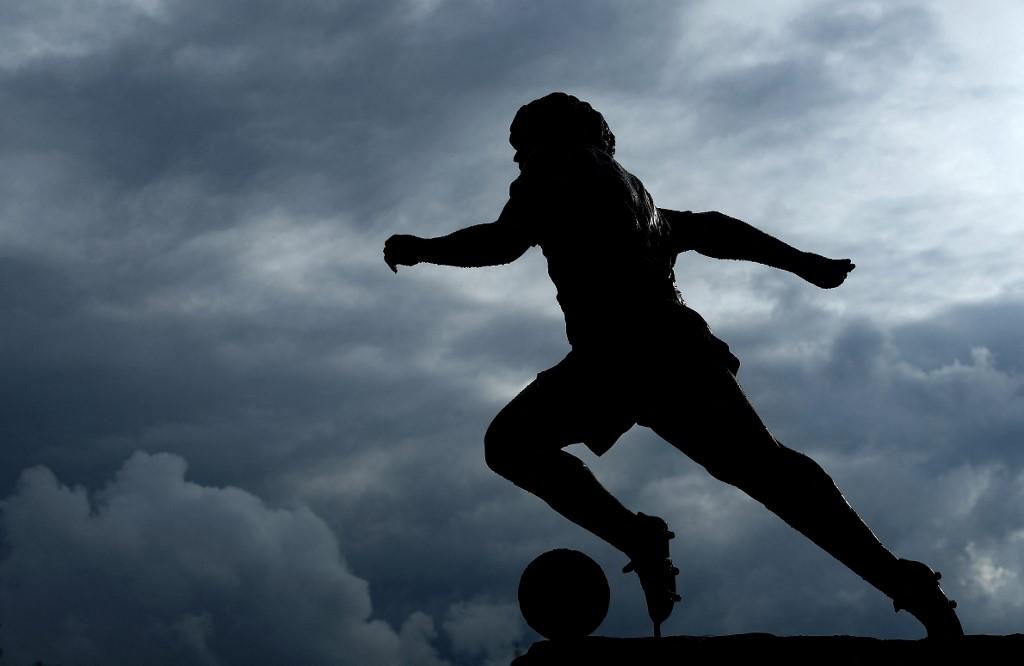 Un año de la muerte de Maradona: Napoli lo recuerda con nueva y polémica estatua y el autor explica el ‘’error’’