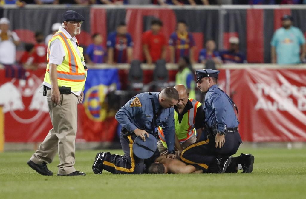 NO SE VIO EN TV: El altercado por la camisa de Piqué, Depay se rehúsa a irse y los hondureños fieles al Barcelona