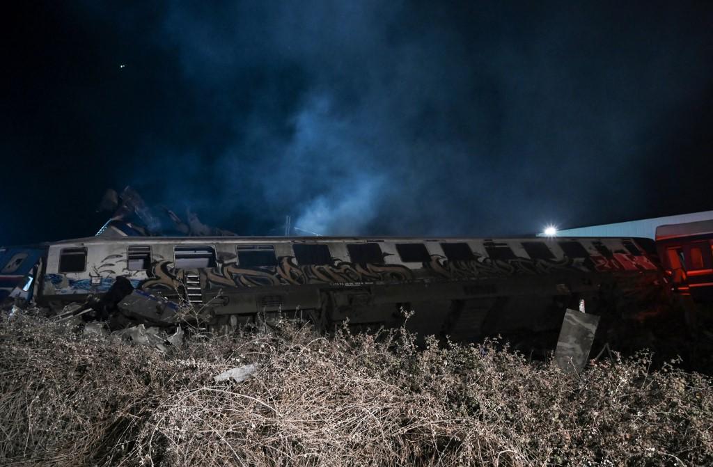 Las fotos del brutal choque de trenes en Grecia: el motivo del accidente y murieron 36 personas