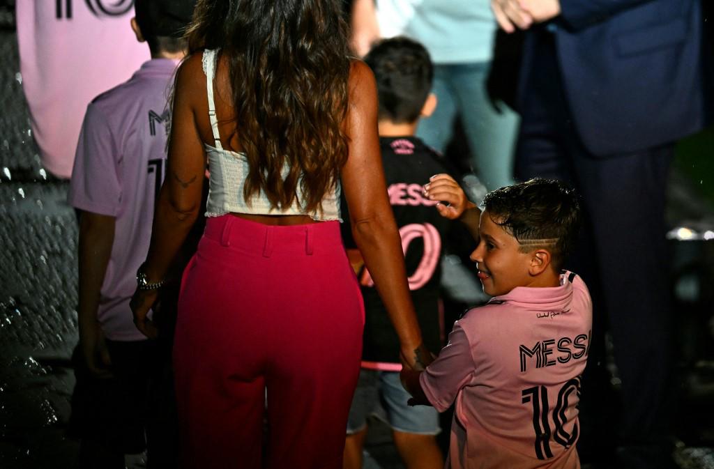 Así fue el reencuentro de Messi con Busquets en el Inter Miami; Antonela levanta suspiros y el cálido saludo con Beckham