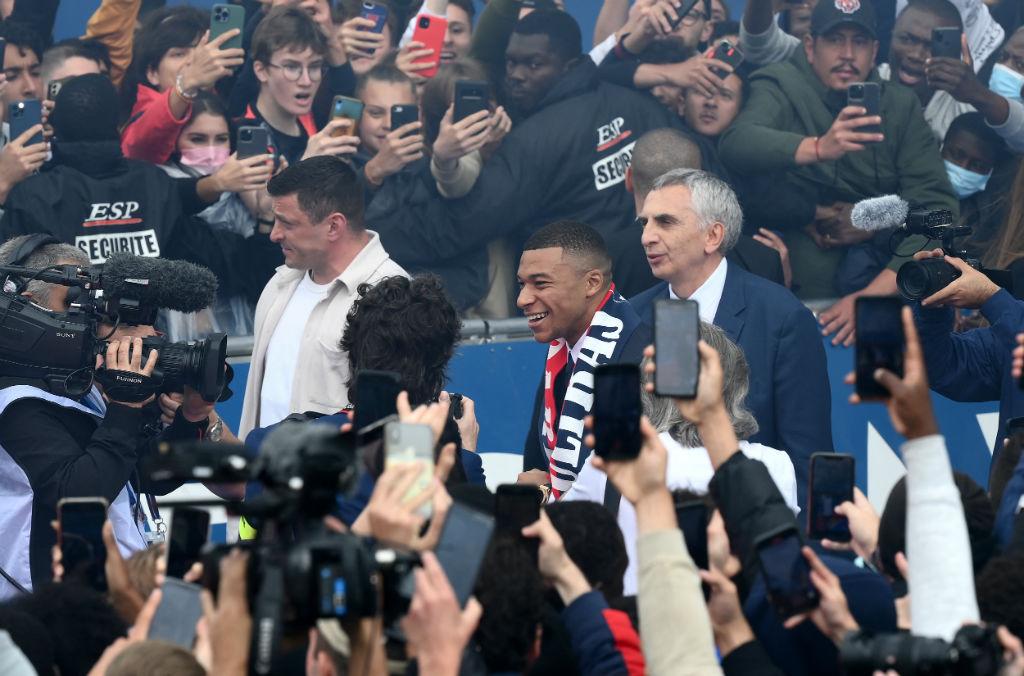 Locura total en el Parque de los Príncipes, la felicidad de Mbappé por su renovación e insultos al Real Madrid