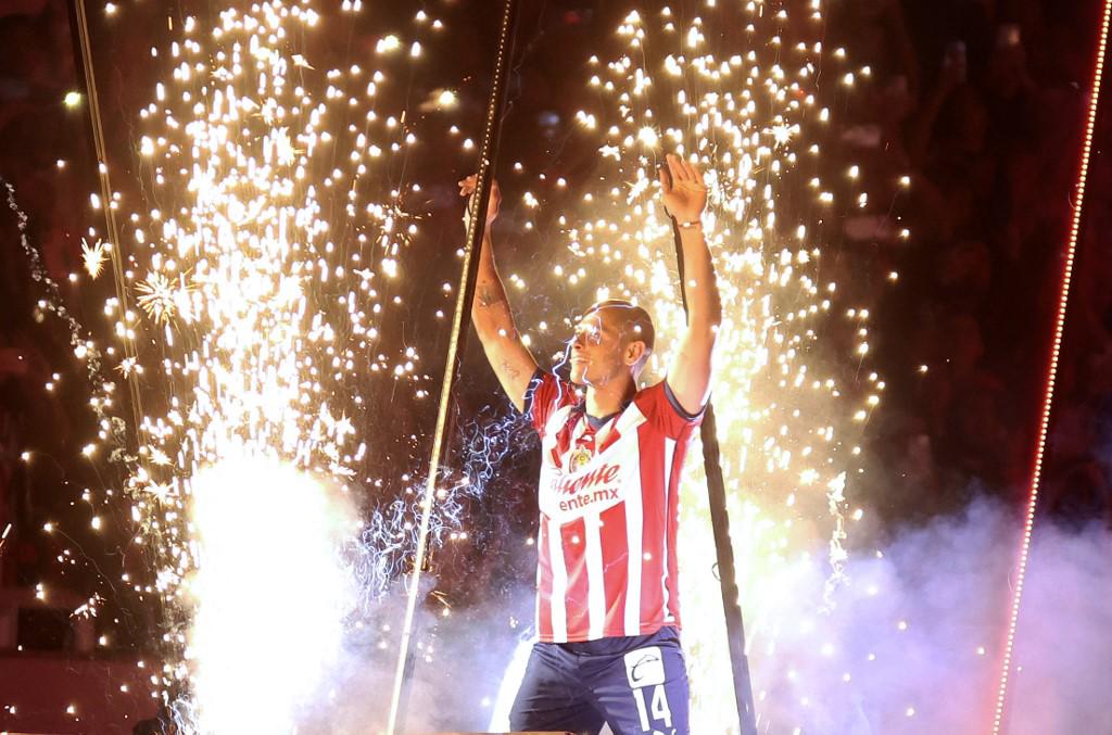 Chicharito Hernández vuelve como leyenda a Chivas: la brutal presentación y los mensajes de Ferguson y Ancelotti