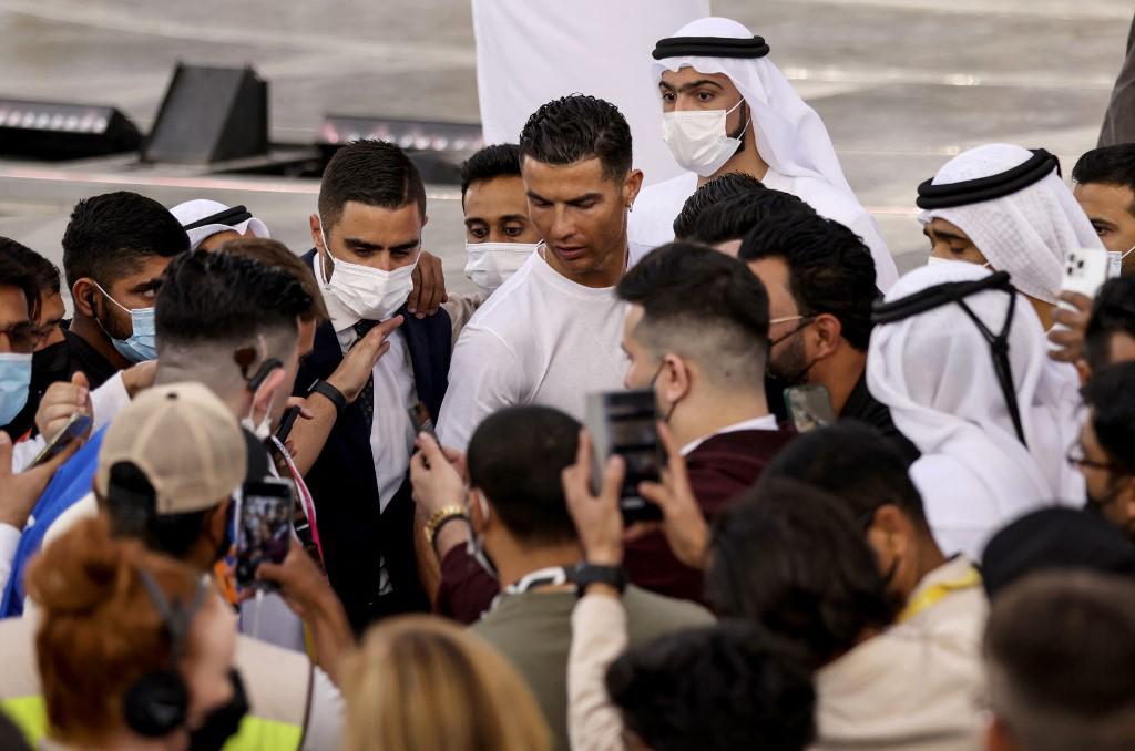 ¡Locura por el Bicho! El premio que recibió Cristiano Ronaldo mientras está de vacaciones en Dubái