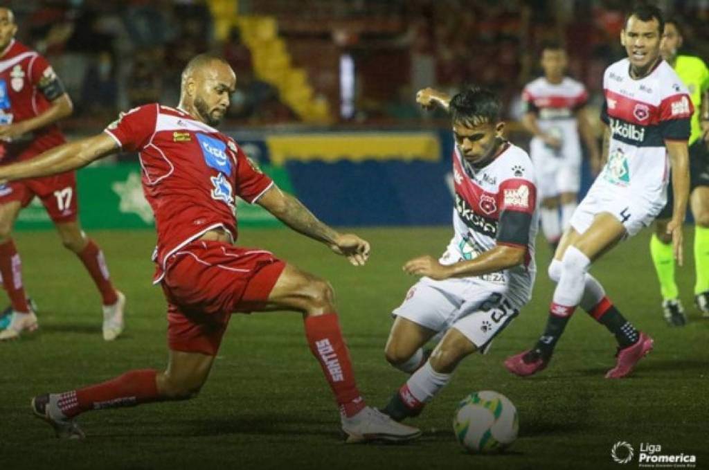 Alajuelense se 'estrella' y cae ante Santos de Guápiles en la semifinal de ida en Costa Rica