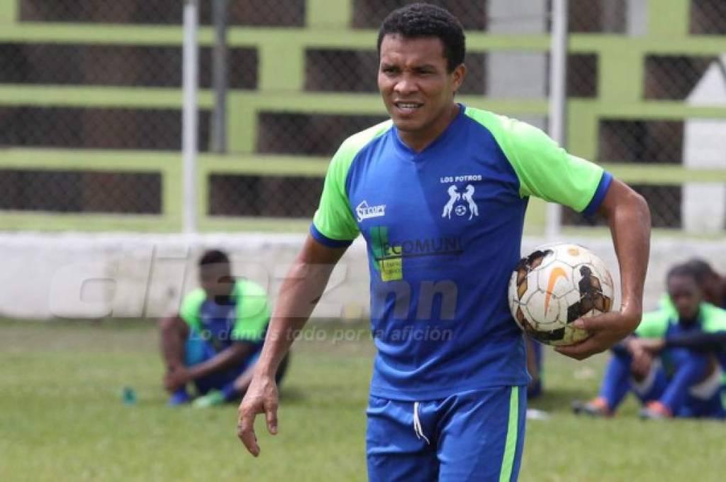 ¡El cuarto con más equipos en el mundo! Rambo de León ficha por su club 25 a sus 42 años: todas las camisas que ha vestido