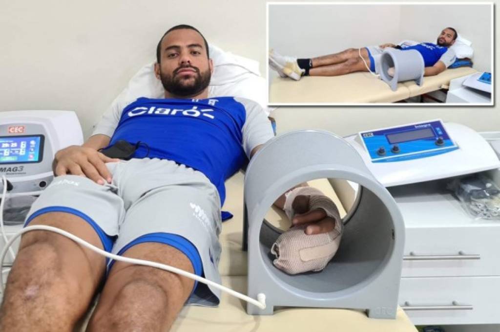 Edrick Menjívar realiza magnetoterapia para acelerar su recuperación de cara a la Copa Oro 2021