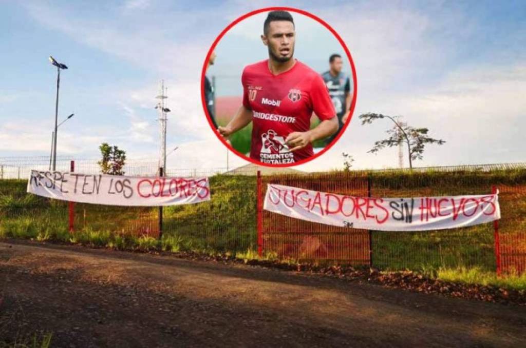 Jugadores de Alajuelense reciben mensajes 'amenazantes' de los aficionados que les dejaron mantas en su sede