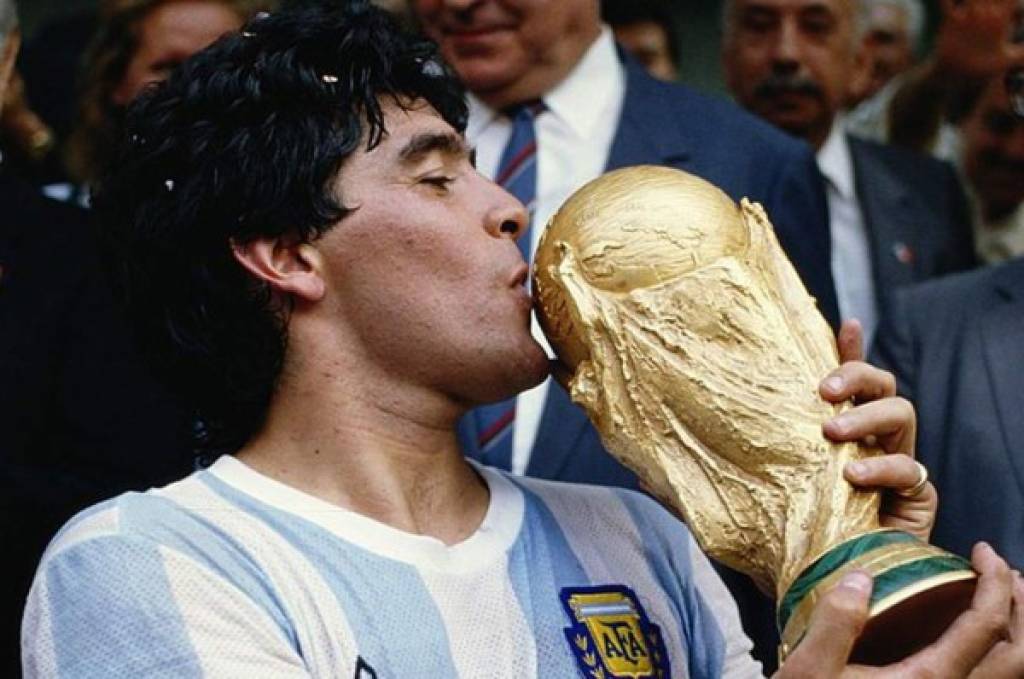 ''No sé si estoy loco...'': La nueva imagen de Diego Maradona en el cielo que hizo reventar las redes