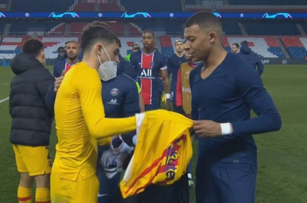 Cambia la camiseta con Mbappé y luego le lanza un dardo: ''Tiene mucho que mejorar para llegar al nivel de Messi''