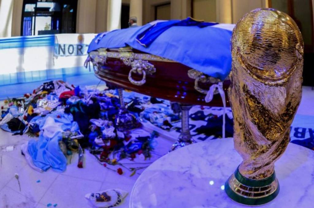 La Copa del Mundo pudo haberse ido con los restos de Maradona: ''La agarré y la puse arriba del cajón...''
