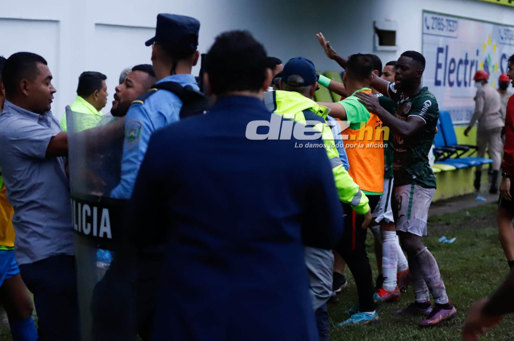 Las fotos que dejó el zafarrancho en el Olancho - Marathón: tendidos en el suelo, golpes en la cara y bruscos agarrones