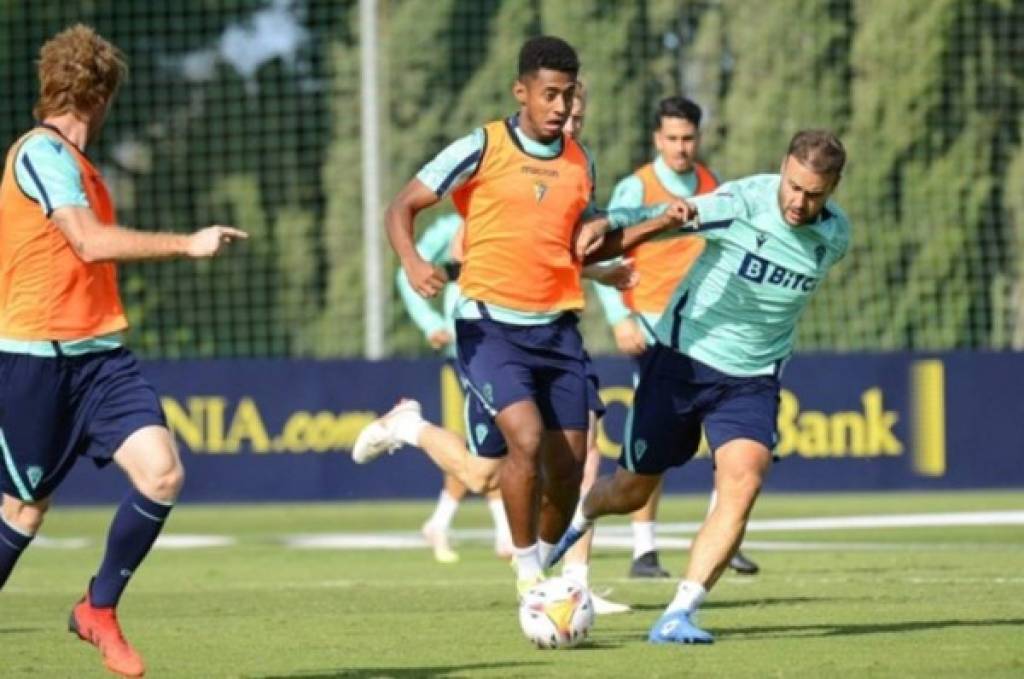 Choco Lozano vuelve a entrenar con el grupo en el Cádiz tras recuperarse de la lesión de rodilla que lo alejó de la Selección