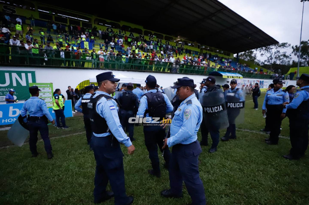 Las fotos que dejó el zafarrancho en el Olancho - Marathón: tendidos en el suelo, golpes en la cara y bruscos agarrones