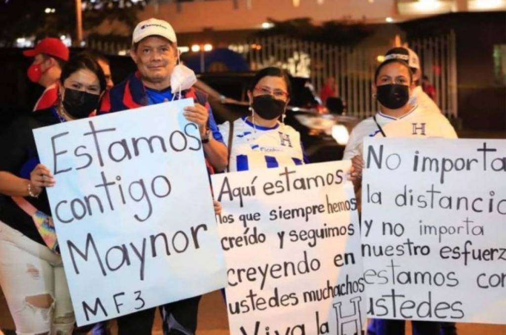 Maynor Figueroa recibe apoyo con pancartas de aficionados hondureños presentes en Costa Rica