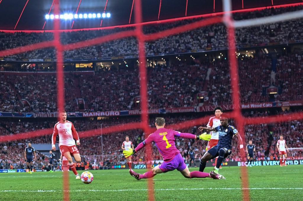 Tchouaméni interrumpe a Müller, Vinicius se divierte ante Bayern y las bellas chicas apoyando al Real Madrid