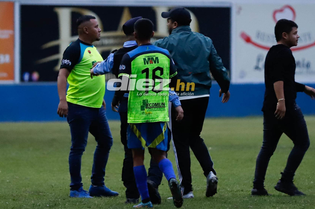 Las fotos que dejó el zafarrancho en el Olancho - Marathón: tendidos en el suelo, golpes en la cara y bruscos agarrones