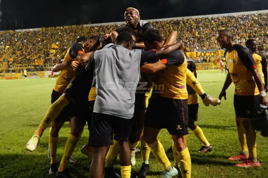 El vibrante festejo del Real España y su afición tras pasar a la final: Rocca le ‘roba’ gorra a aficionado; el Morazán retumbó