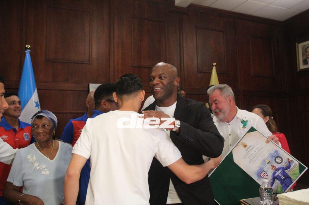 Así fue el homenaje a David Suazo en San Pedro Sula: firma de un libro histórico y llegaron los jugadores del Olimpia