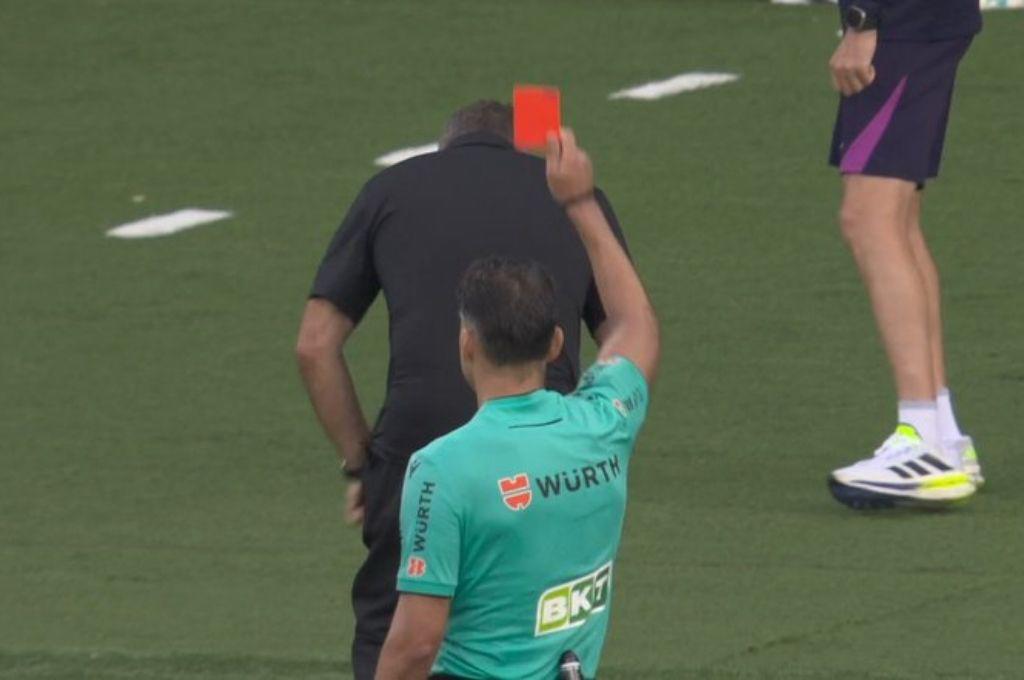 La mala seña de Flick al árbitro tras gol de Araújo, la polémica de la que todo el mundo habla y el golazo que silenció al Barcelona